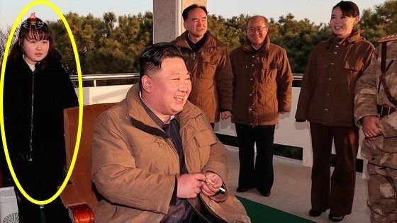김정은 북한 국무위원장이 지난 16일 평양 국제공항에서 실시한 대륙간탄도미사일(ICBM) 화성포-17형 발사를 지켜보고 있는 모습. 김 위원장 뒤로 딸 김주애가 명품 코트를 걸치고 서있다. (조선중앙TV)