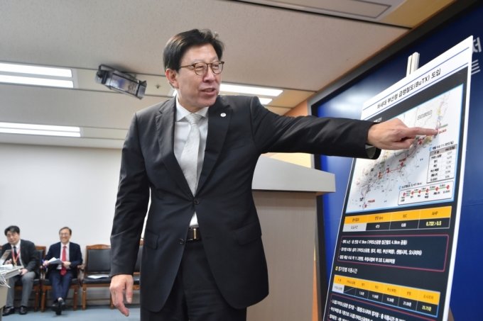 박형준 부산시장이 차세대 부산형 급행철도 사업 추진 계획을 설명하고 있다./사진제공=부산시