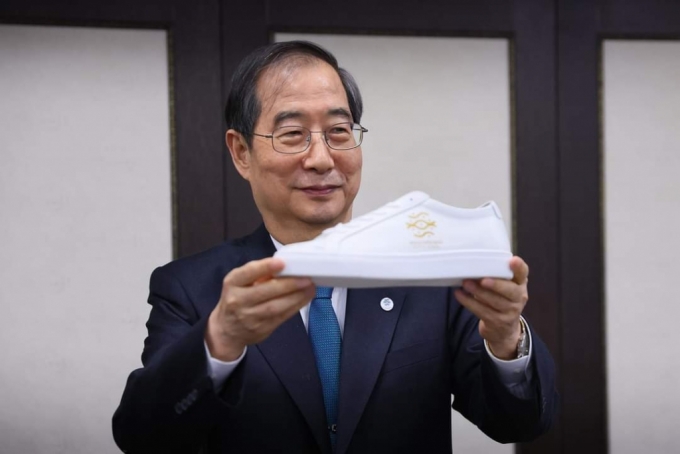 Ѵ Ѹ  21  λ忡Լ  ȭ  ִ.  ȭ λ꿢 ΰ ִ./= Ѹ ̽