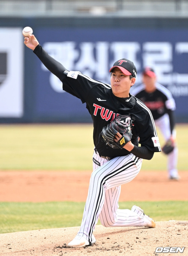 LG 투수 강효종이 23일 KT위즈와 시범경기에서 역투하고 있다.