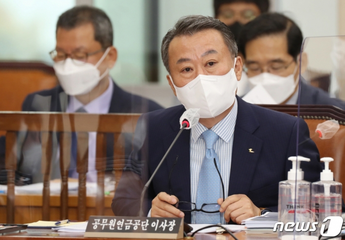 임기 1년3개월 남았는데..공무원연금공단 이사장 사표 왜? - 머니투데이 임기 1년3개월 남았는데..공무원연금공단 이사장 사표 왜? - 머니투데이
