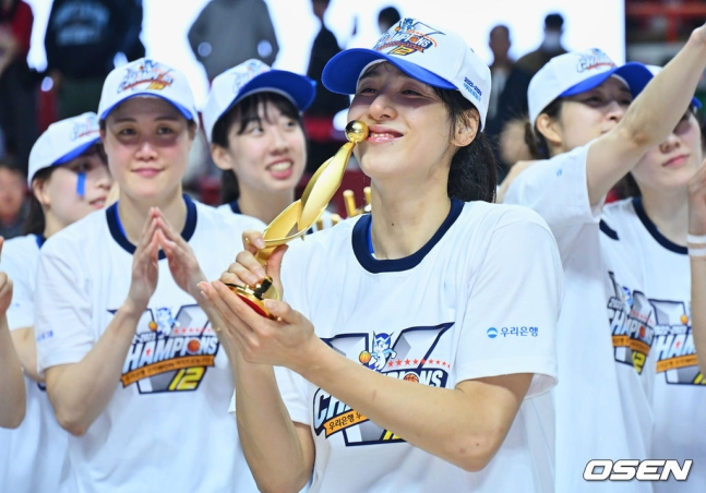 츮 ܺ 23  WKBL èǾ 3   ø MVP ް ⻵ϰ ִ. 