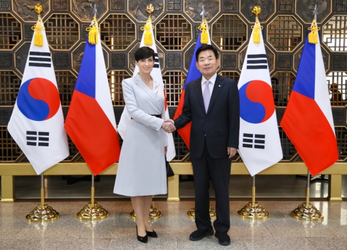 김진표 국회의장이 23일 오전 국회접견실에서 페카로바 아다모바 체코 하원의장과 만나 악수를 하고 있다./사진제공=국회의장 공보수석실
