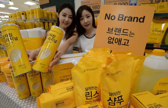 2015년 8월 서울 이마트 성수점에서 모델들이 '노브랜드' 상품을 선보이고 있다. 노브랜드는 기능 최적화, 단량 통일 등을 통해 기존 시중상품 대비 가격을 최대 80% 가량 대폭 낮춘 것이 특징이다.