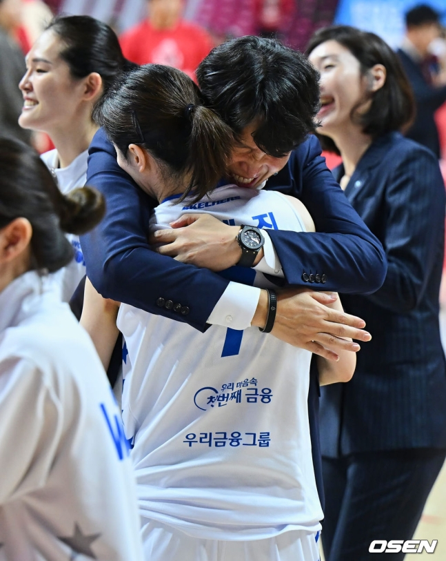 츮   23  WKBL èǾ 3    Ȱ  긮 ִ. 