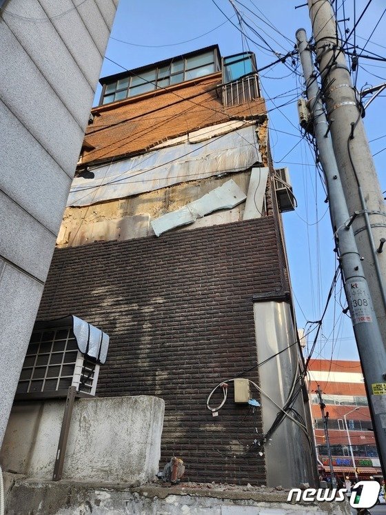 23일 오후 서울 강북구 수유동 한 4층 빌라 건물 외벽 일부가 무너져 내린 모습. /사진=뉴스1·서울 강북소방서 제공
