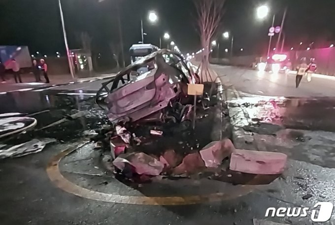 23일 오후 11시45분쯤 인천시 서구 청라동의 한 도로에서 A씨가 운전한 벤츠차량이 중앙 화단을 들이 받은 후 불이 났다. /사진=뉴스1
