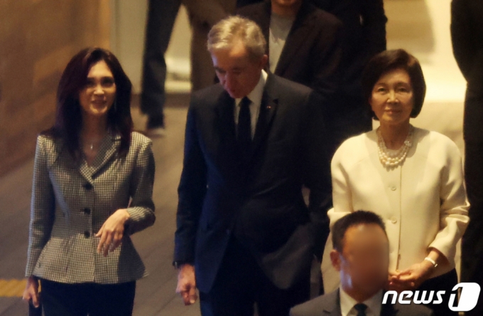 (서울=뉴스1) 조태형 기자 = 베르나르 아르노 루이비통모에헤네시(LVMH) 총괄회장(중앙)이 21일 서울 용산구 리움미술관에서 홍라희 전 리움미술관 관장(사진 오른쪽), 이부진 호텔신라 사장(사진 왼쪽)과 함께 대화를 나누고 있다. 2023.3.21/뉴스1 Copyright (C) 뉴스1. All rights reserved. 무단 전재 및 재배포 금지.
