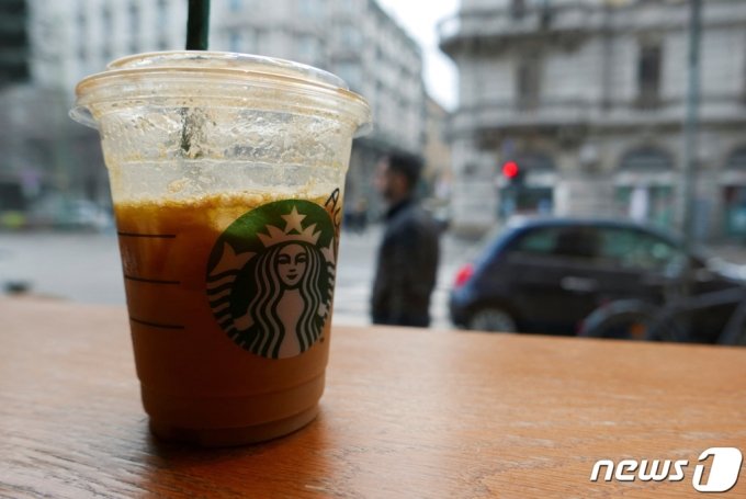 2월 22일(현지시간) 이탈리아 밀라노의 스타벅스 카페에서 엑스트라 버진 올리브유가 든 음료가 테이블에 놓여 있다. /로이터=뉴스1