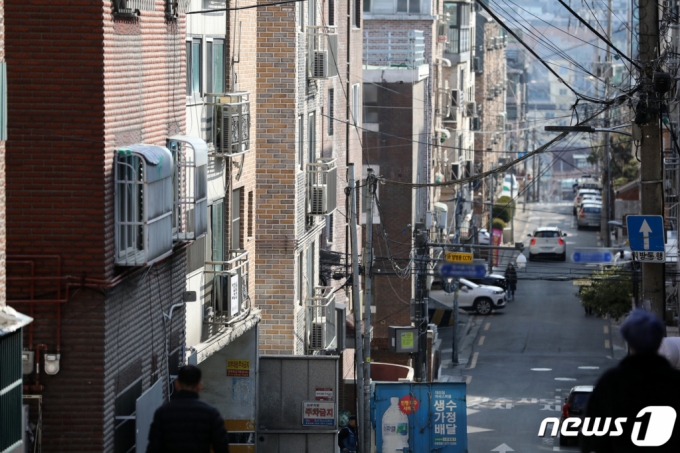 (서울=뉴스1) 이승배 기자 = 월세 100만원이 넘는 서울 소형빌라가 급증하고 있다. 금리 인상 영향으로 전세자금대출 이자 부담이 커지고 전세 사기에 대한 우려로 월세 선호현상이 생기면서 나타난 현상이다. 15일 부동산 정보제공 업체 경제만랩이 국토교통부의 실거래가 공개시스템을 분석한 결과 지난해 서울 소형빌라(전용면적 60㎡이하) 월세 거래량 4만3917건 중 월세 100만원이 넘는 거래는 3018건(14.6%)으로 나타났다. 국토부가 관련 통계를 집계하기 시작한 2011년 이후 최다 수치다. 사진은 15일 오후 서울 시내의 빌라 밀집지역. 2023.2.15/뉴스1 Copyright (C) 뉴스1. All rights reserved. 무단 전재 및 재배포 금지.