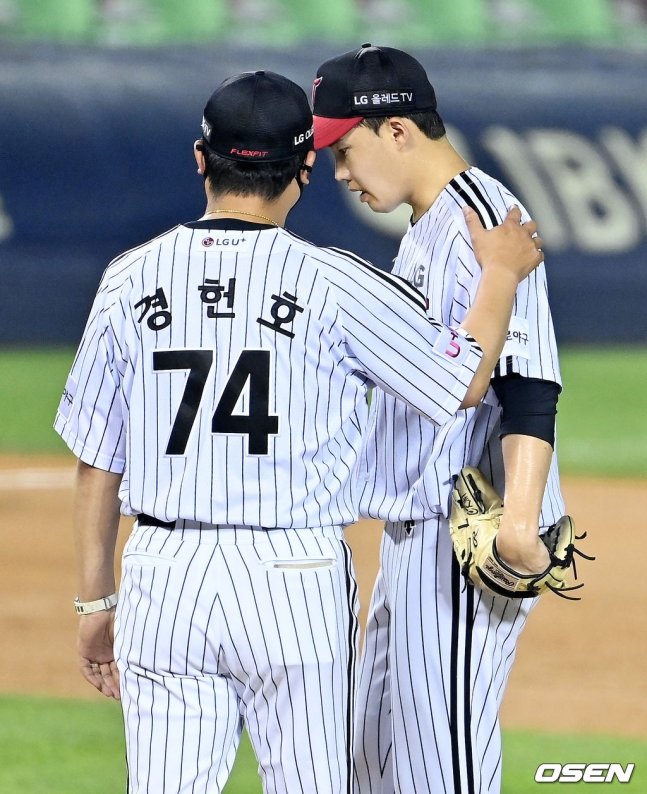 경헌호(왼쪽) LG 코치와 임찬규. 