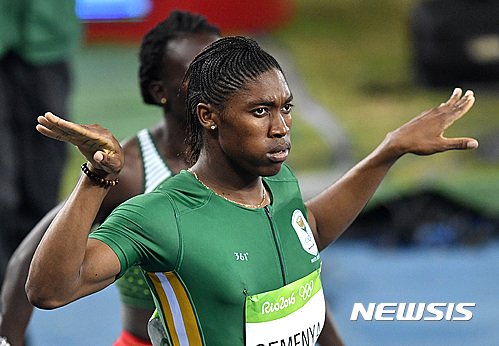  남아공 여자 육상 국가대표 캐스터 세메냐가 2016 리우데자이네루 올림픽 여자 800m 결승에서 금메달을 확정 지은 뒤 기뻐하는 모습. /사진=뉴시스
