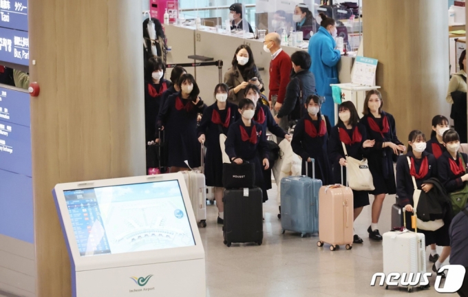 (인천공항=뉴스1) 박정호 기자 = 일본 구마모토현 루테루 고등학교 학생과 교사 등이 21일 오후 인천국제공항을 통해 입국하고 있다. 이날 방한한 학생들은 4박 5일 일정으로 자매학교인 전주 신흥고등학교의 학생들을 만나 수업을 참관하고 전주 한옥마을을 비롯한 서울타워, 남대문, 명동, 경복궁, 롯데월드 등 관광지를 여행할 예정이다. (공동취재) 2023.3.21/뉴스1 Copyright (C) 뉴스1. All rights reserved. 무단 전재 및 재배포 금지.