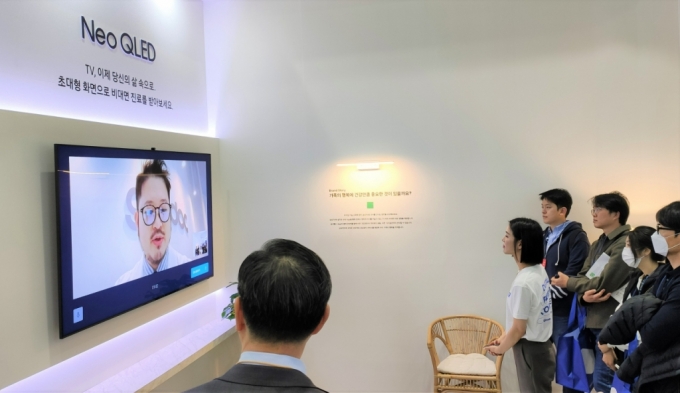 굿닥 관계자가 24일 서울 삼성동 코엑스에서 개최된 국제의료기기·병원설비전시회(KIMES)에서 삼성TV를 통해 비대면 진료를 받는 방법을 시연하고 있다. /사진=최태범 기자 
