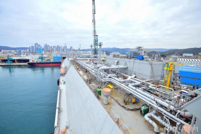 건조 막바지 작업이 이뤄지고 있는 액화천연가스(LNG) 운반선 조타실 난간에서 내려다 본 LNG선 갑판과 울산조선소 전경 /사진=HD현대