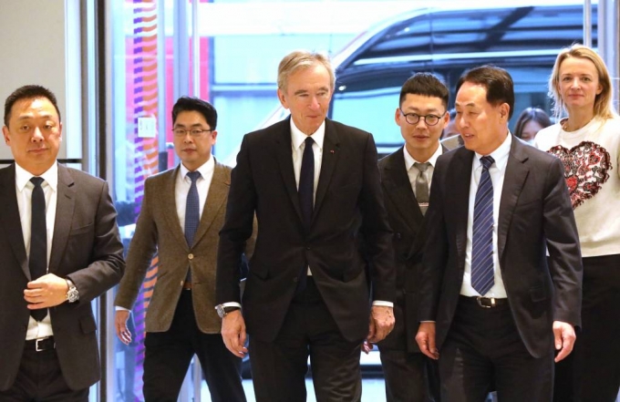 [=ý]   = ۷ι ǰ ׷ ̺׽(LVMH)  Ƹ Ѱȸ 21   ǵ 뼭 ã  ȭ ǥ,   Ƹ  ۷ι CEO  Բ  ϰ ִ.