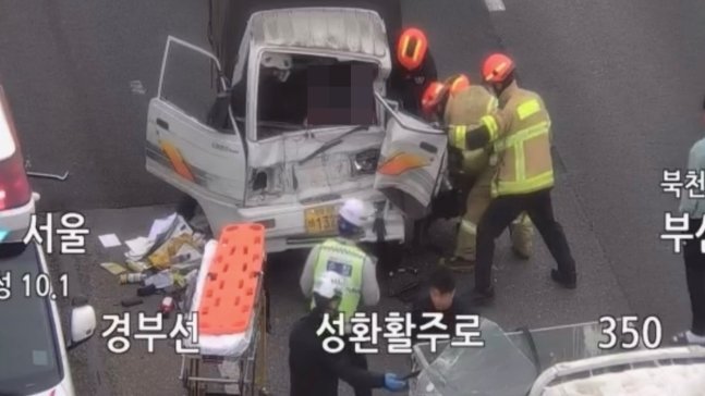 24일 충남 천안시 경부고속도로 서울 방향 북천안 IC에서 화물차 3대가 추돌하는 사고가 발생했다. /사진=뉴시스