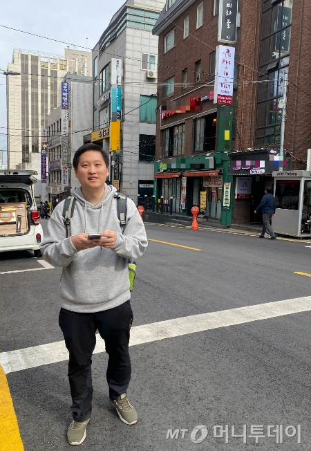 뚜벅뚜벅 걸어서, 배달해서 번 돈을 비영리단체에 모두 기부하는 사람, 이재찬씨. 비영리 단체에 대한 시선이 나아졌으면 좋겠다고, 더 많이 알려졌음 좋겠다는 게 바람이었다. 그래서 그들의 활동을 응원하고 있다. 걷는 보람이 그렇다./사진=남형도 기자