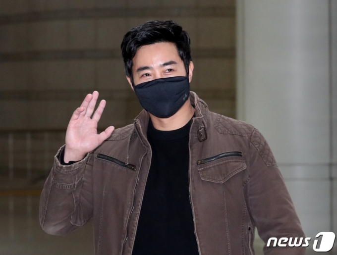 전쟁 중인 우크라이나군에 무단 입국했다가 여권법 위반 등 혐의로 기소된 이근 전 해군특수전전단(UDT/SEAL) 대위가 지난 20일 서울 서초구 서울중앙지방법원에서 열린 공판에 출석하고 있다./사진=뉴스1