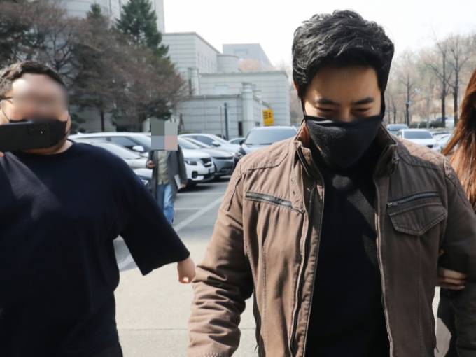 전쟁 중인 우크라이나군에 무단 입국했다가 여권법 위반 등 혐의로 기소된 이근 전 해군특수전전단(UDT/SEAL) 대위가 지난 20일 서울 서초구 서울중앙지방법원에서 열린 공판을 마치고 나오고 있다./사진=뉴스1