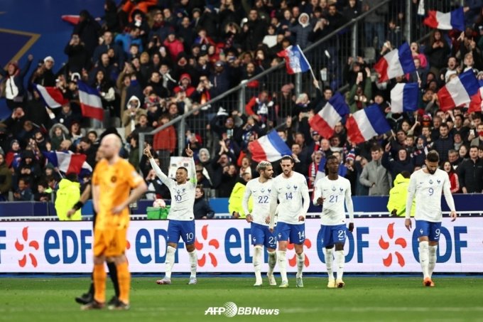 음바페의 4번째 골이 터지자 기뻐하는 프랑스 선수들. /AFPBBNews=뉴스1