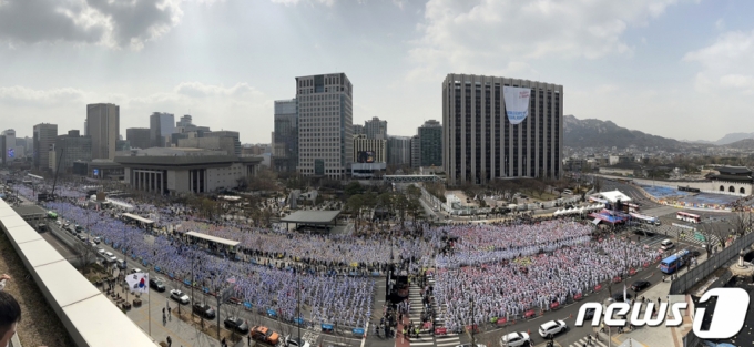(서울=뉴스1) 김진환 기자 = 25일 오후 서울 종로구 광화문광장에서 열린 '2023 국기 태권도 한마음 대축제'에 참석한 태권도 수련인 1만2천여 명이 구령에 맞춰 태권도 태극 1장 품새 동작을 선보이는 기네스 기록에 도전하고 있다. 2023.3.25/뉴스1  Copyright (C) 뉴스1. All rights reserved. 무단 전재 및 재배포 금지.