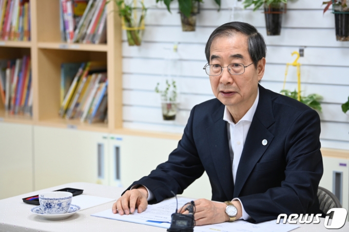 한덕수 국무총리가 24일 오전 서울 구로구 구로삼성어린이집에서 보육 관련 애로사항 청취를 위해 차담회를 갖고 있다. (공동취재) /사진=뉴스1