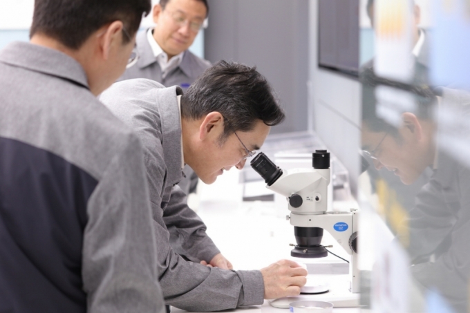 이재용 삼성전자 회장이 삼성전기 중국 텐진 공장에서 사업장을 점검하고 있다./사진=삼성전자