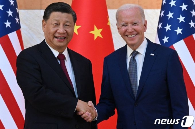 조 바이든 미국 대통령과 시진핑 중국 국가주석이 2022년 11월 14일 (현지시간) 인도네시아 발리 누사두아에서 열린 주요 20개국(G20) 정상회의 중 첫 대면 정상회담을 위해 만나 악수를 하고 있다.  /AFPBBNews=뉴스1