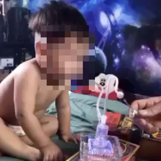 필로폰으로 의심되는 약물을 흡입하는 베트남 아기의 모습. /사진=온라인 커뮤니티 캡처