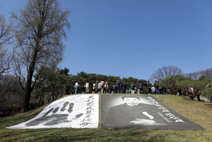 [서울=뉴시스] 최동준 기자 = 26일 서울 용산구 효창공원 안중근 의사 묘역에서 안중근 의사 순국 113주년 추모식이 거행되고 있다. 2023.03.26.