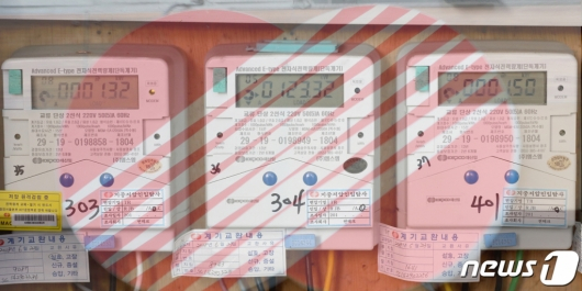 서울 중구에 위치한 한국전력 서울본부 현판과 오피스텔 건물 내 전기 계량기의 모습. 한전이 지난해 실적 32조 6034억원의 적자를 기록하고 한국가스공사의 미수금도 8조6000억원을 기록하는 등 에너지 공기업들의 재무 건전성이 심각한 수준으로 나타났다. 사진은 레이어 합성. /사진=뉴스1