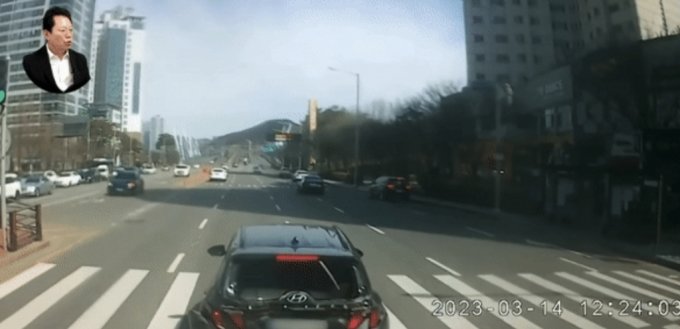 좌회전 주행을 하다 보행자 신호가 빨간불인 것을 보고 멈춰선 차량. /사진= 유튜브 한문철 TV 캡처