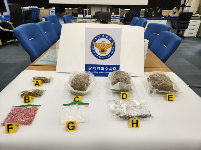 부산경찰청이 수사 과정에서 압수한 대마초와 엑스터시(MDMA), 코카인. /사진=뉴시스