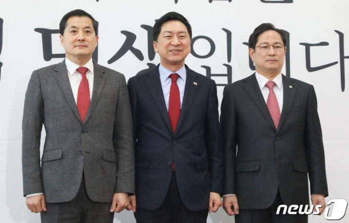 (서울=뉴스1) 허경 기자 = 김기현 국민의힘 대표(가운데)가 27일 서울 여의도 국회에서 열린 최고위원회의를 마친 뒤 박대출 신임 정책위의장(왼쪽)과 박수영 신임 여의도연구원장에게 임명장을 수여한 뒤 기념촬영을 하고 있다. 2023.3.27/뉴스1 Copyright (C) 뉴스1. All rights reserved. 무단 전재 및 재배포 금지.