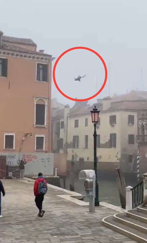 이탈리아 베네치아의 한 3층 건물 옥상에서 운하로 뛰어내린 한 남성의 영상이 공개돼 경찰이 추적 중이다. /사진=트위터