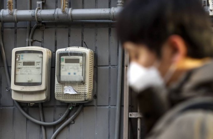 [서울=뉴시스] 정병혁 기자 = 30일 오전 서울시내 주택 및 상가밀집 지역에 전기계량기가 설치되어 있다. 한국전력(한전)이 발전사로부터 사들이는 전력도매가격(SMP·계통한계가격)에 상한을 두는 제도가 도입된다. 산업통상자원부 관계자에 따르면 산업부는 이날 &#039;전력시장 긴급정산상한가격 제도&#039;(SMP 상한제)에 대한 장관 승인을 받고 다음 달 1일부터 시행에 들어간다. 2022.11.30.