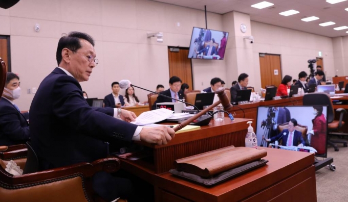 김도읍 국회 법제사법위원회 위원장이 27일 오후 서울 여의도 국회에서 열린 법제사법위원회 전체회의에서 의사봉을 두드리고 있다./사진=뉴시스