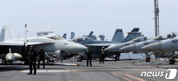 (=1)  = ѹ ر  ػƷ  27   ػ    װ &#039;Ϲ&#039;(CVN 6810t) F/A-18F ȣ ̡ Ʒ ǰ ִ.    332.8m,  76.8m,  5500~6000 Ը Ϲ F/A-18F ȣ   E-2C ȣũ 溸, ۱,    װ 90  ž  ִ  ˷. 2023.3.27/1  Copyright (C) 1. All rights reserved.     .