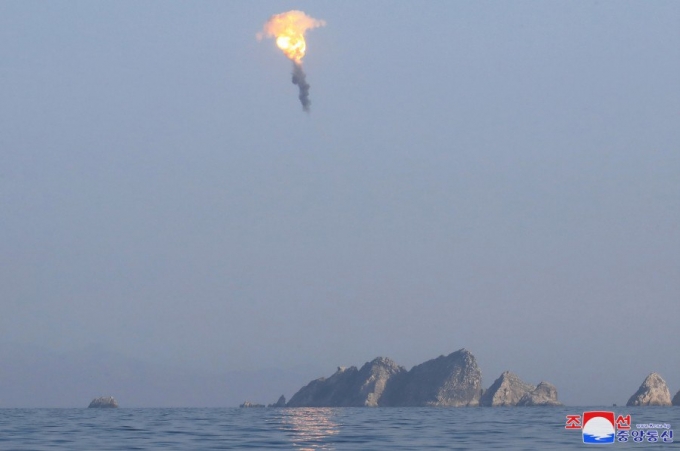 북한 관영매체가 지난 27일 북한군이 동해상에 발사한 SRBM(단거리 탄도미사일) 2발에 대해 "지상대지상전술탄도미싸일(미사일) 2발로 핵공중폭발타격방식의 교육시범사격을 진행했다"라며 28일 공개한 사진. /사진=조선중앙통신