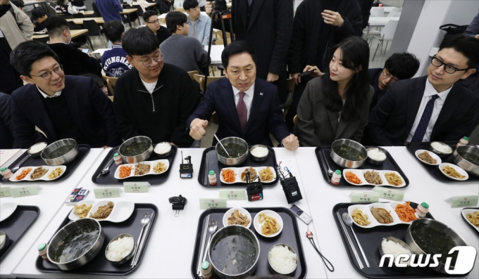 (서울=뉴스1) 허경 기자 = 김기현 국민의힘 대표가 28일 오전 서울 동대문구 경희대학교 푸른솔문화관 학생식당에서 대학생들에게 제공되는 '천원의 아침밥'을 함께 먹고 있다. (공동취재) 2023.3.28/뉴스1 Copyright (C) 뉴스1. All rights reserved. 무단 전재 및 재배포 금지.