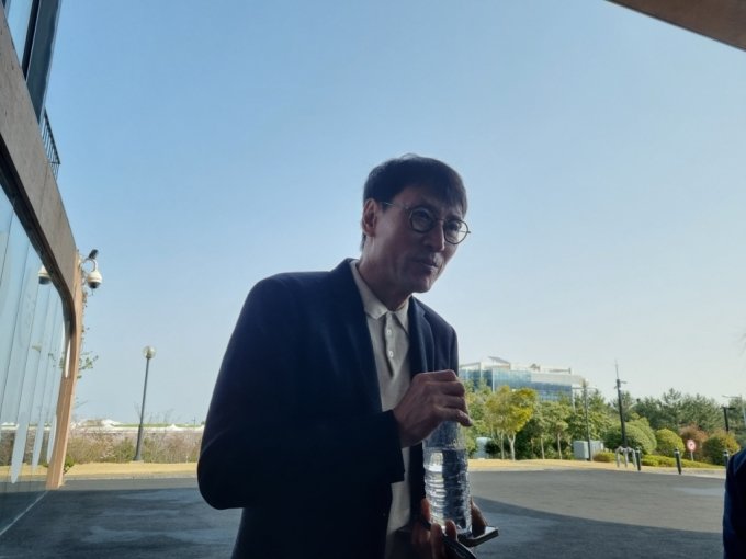 홍은택 카카오 대표가 28일 제주 카카오본사에서 주주총회가 끝난 뒤 기자들과 만나 대화하고 있다. /사진=배한님 기자