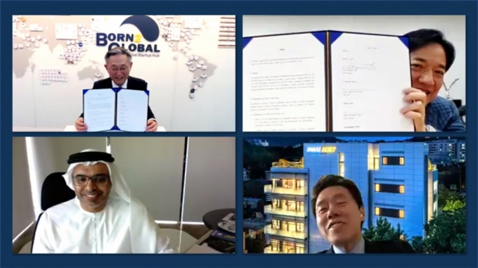  김종갑 본투글로벌센터장과 서홍민 엠투엔 회장, 마지드 사이프 알 구레아(Majid Saif Al Ghurair) 알 구레아 그룹 최고경영자(CEO) 등이 화상으로 업무협약을 맺고 있다. /사진=본투글로벌센터 제공 