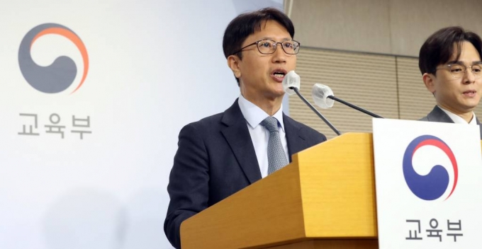 이규민 한국교육과정평가원장이 28일 세종시 정부세종청사에서 2024학년도 대학수학능력시험 시행 기본계획을 발표하고 있다/사진=뉴시스
