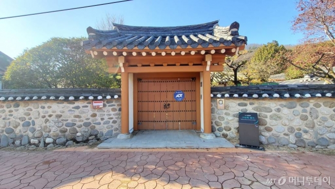 LG를 창업한 연암 구인회 회장의 생가. 연암은 1907년 이곳 승산마을에서 구재서 옹의 장남으로 태어나 옆집에 사는 허을수 여사와 결혼해 지수초등학교를 졸업했다. 이후 서울로 유학을 떠나 학업을 마친 후 1931년 진주에서 포목상을 하다가 사돈가인 만석꾼 허만정 옹의 자금지원과 그의 아들인 허준구씨(GS 창업자)를 데리고 1947년 부산에서 락희화학을 설립 LG와 GS의 기틀을 마련했다. 이 생가 안에는 모춘당이라는 정자가 있고 그 정자 기둥에는 후손들에게 전하는 10계 덕목이 새겨져 있다./사진=오동희 선임기자