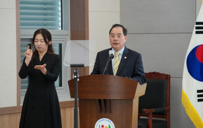하윤수 부산교육감(오른쪽)이 지역 간 교육격차 해소 방안을 발표하고 있다./사진제공=부산교육청