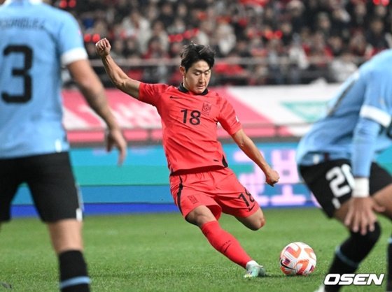한국 대표팀의 이강인(빨간색 유니폼)이 28일 서울월드컵경기장에서 열린 우루과이 경기에서 슈팅을 시도하고 있다. /사진=OSEN｜