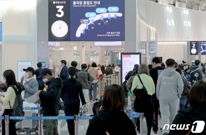 지난 20일 인천국제공항 제1터미널을 찾은 여행객들이 분주하게 이동하고 있다. /사진=뉴스1