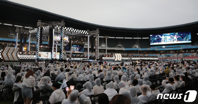 (=1)   = 10   ı տ忡   佺Ÿ 2022  K-POP SUPER LIVE ã ҵ  ԰ ڿ ɾ ִ. 2022.8.10/1  Copyright (C) 1. All rights reserved.     .