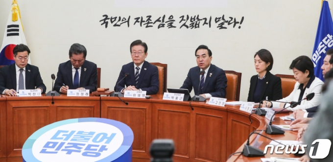 (서울=뉴스1) 허경 기자 = 박홍근 더불어민주당 원내대표가 29일 서울 여의도 국회에서 열린 최고위원회의에서 모두발언을 하고 있다. 2023.3.29/뉴스1 Copyright (C) 뉴스1. All rights reserved. 무단 전재 및 재배포 금지.